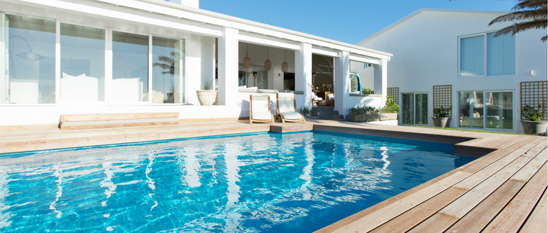Guide complet des équipements de piscine : du traitement de l'eau aux accessoires de loisirs, tout ce dont vous avez besoin