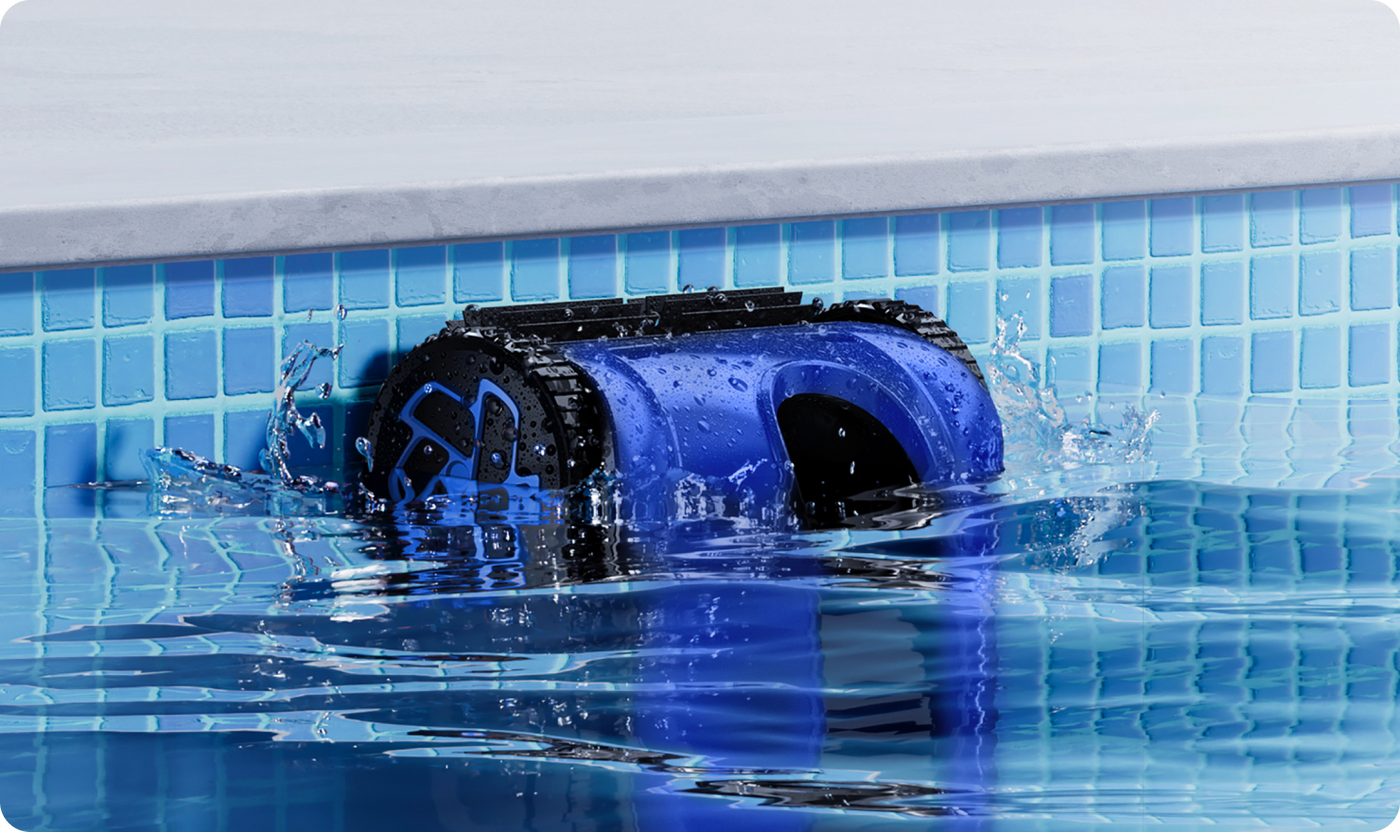 Poolreiniger klettert vom Boden bis zur Wasserlinie