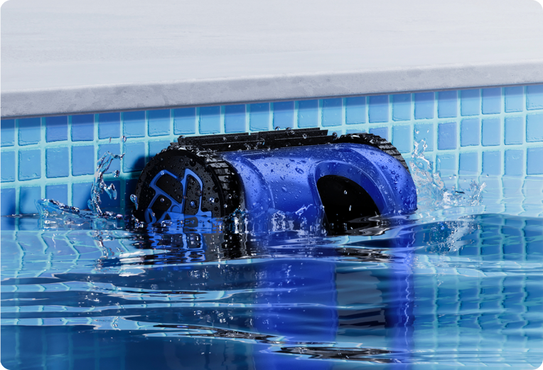Poolreiniger klettert vom Boden bis zur Wasserlinie